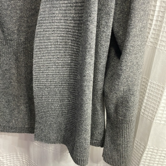 Brand New! Banana Republic Cardigan Sweater - Picture 4 of 6